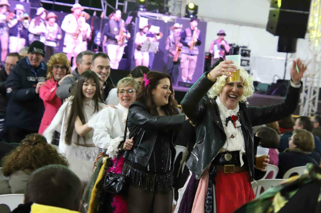 La joven Charanga Vinoblanco fue la encargada de pregonar el carnaval de Manzanares 3 charangavinoblanco 4
