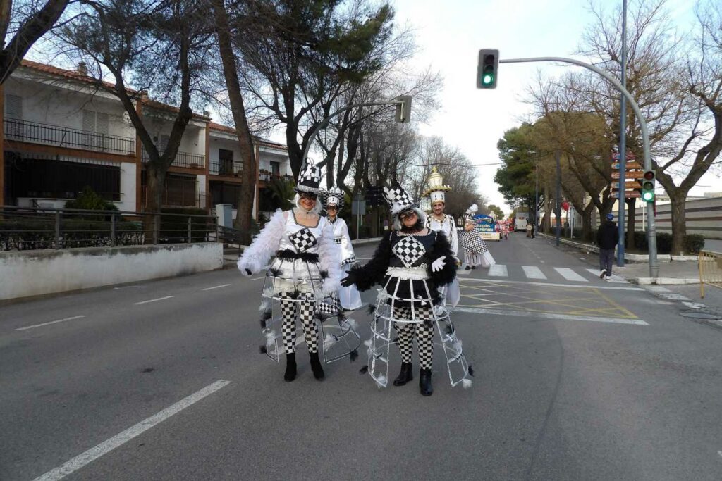 Carnaval a lo grande en Daimiel: ocho agrupaciones y un desfile que desbordó color y buen rollo 9 desfile carrozas daimiel 2026 01