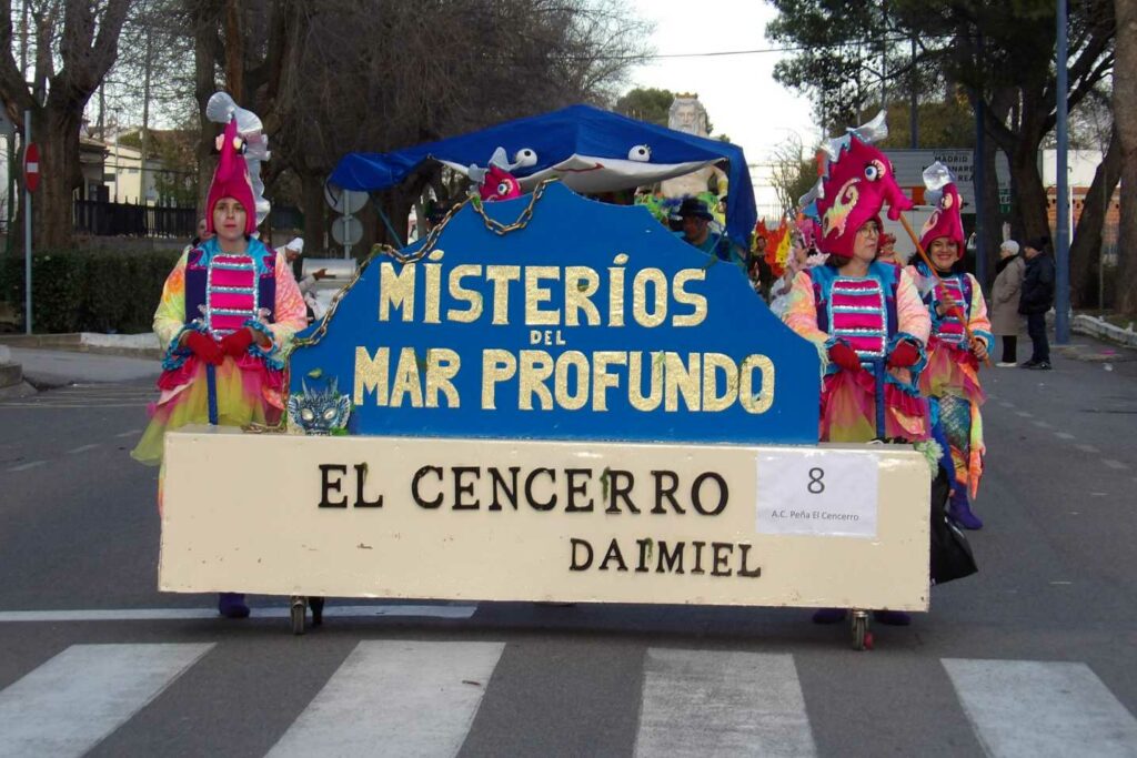 Carnaval a lo grande en Daimiel: ocho agrupaciones y un desfile que desbordó color y buen rollo 8 desfile carrozas daimiel 2026 02