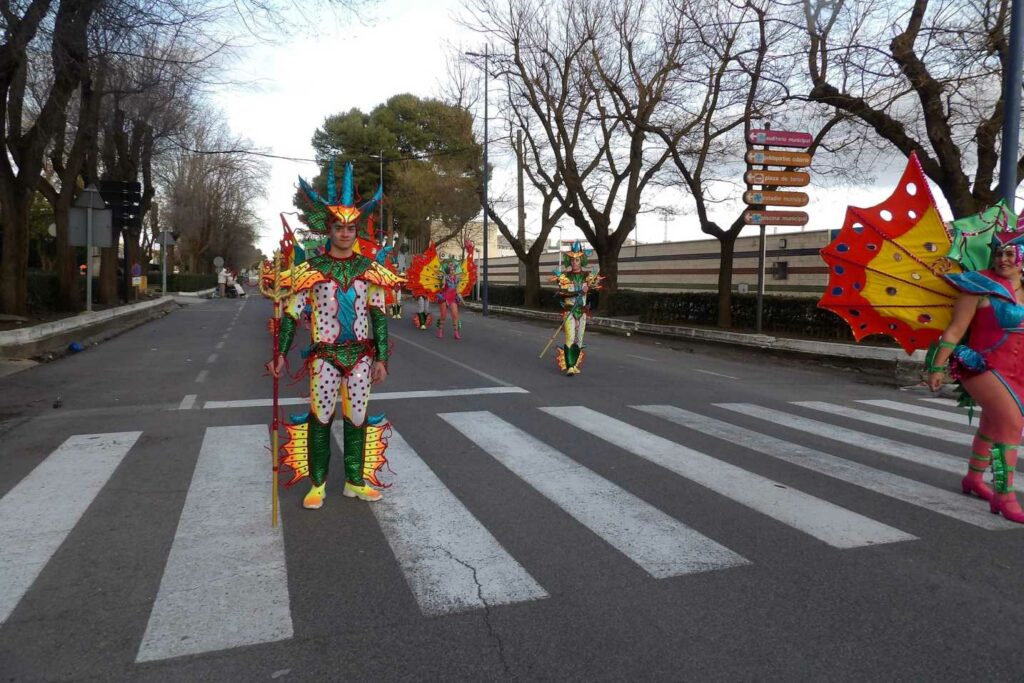 Carnaval a lo grande en Daimiel: ocho agrupaciones y un desfile que desbordó color y buen rollo 5 desfile carrozas daimiel 2026 05