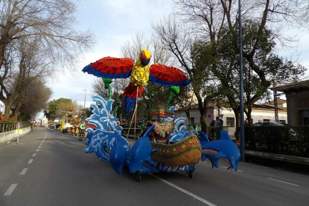 Carnaval a lo grande en Daimiel: ocho agrupaciones y un desfile que desbordó color y buen rollo 45 desfile carrozas daimiel 2026 06