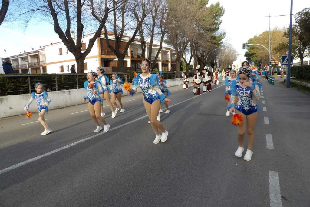 Carnaval a lo grande en Daimiel: ocho agrupaciones y un desfile que desbordó color y buen rollo 43 desfile carrozas daimiel 2026 08