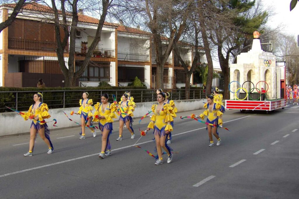 Carnaval a lo grande en Daimiel: ocho agrupaciones y un desfile que desbordó color y buen rollo 41 desfile carrozas daimiel 2026 10