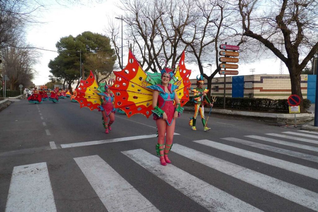 Carnaval a lo grande en Daimiel: ocho agrupaciones y un desfile que desbordó color y buen rollo 4 desfile carrozas daimiel 2026 12