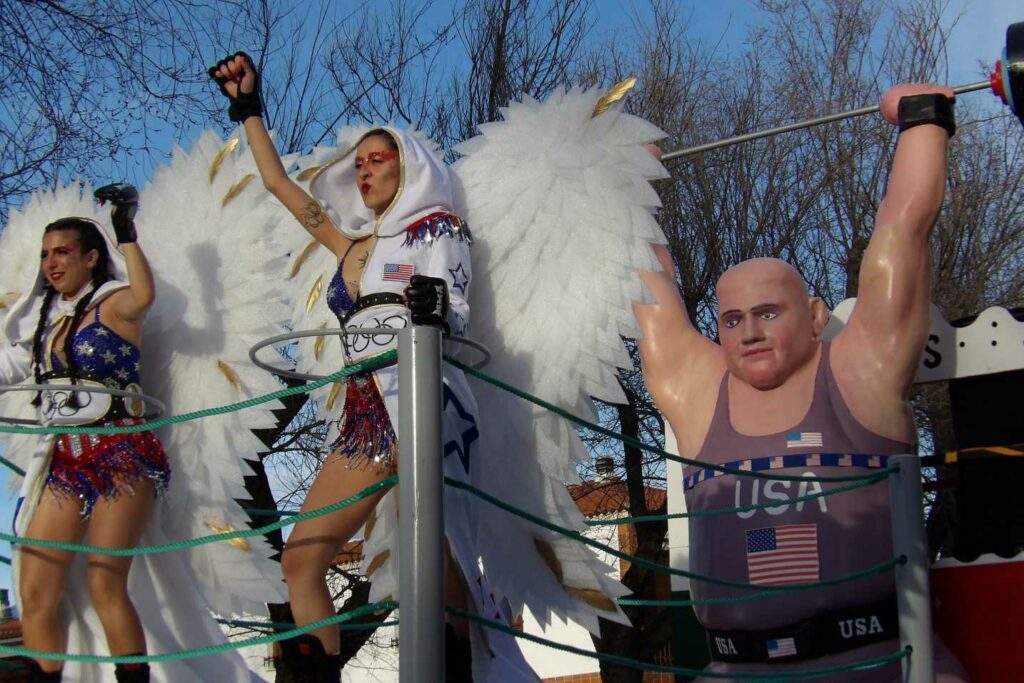 Carnaval a lo grande en Daimiel: ocho agrupaciones y un desfile que desbordó color y buen rollo 39 desfile carrozas daimiel 2026 13