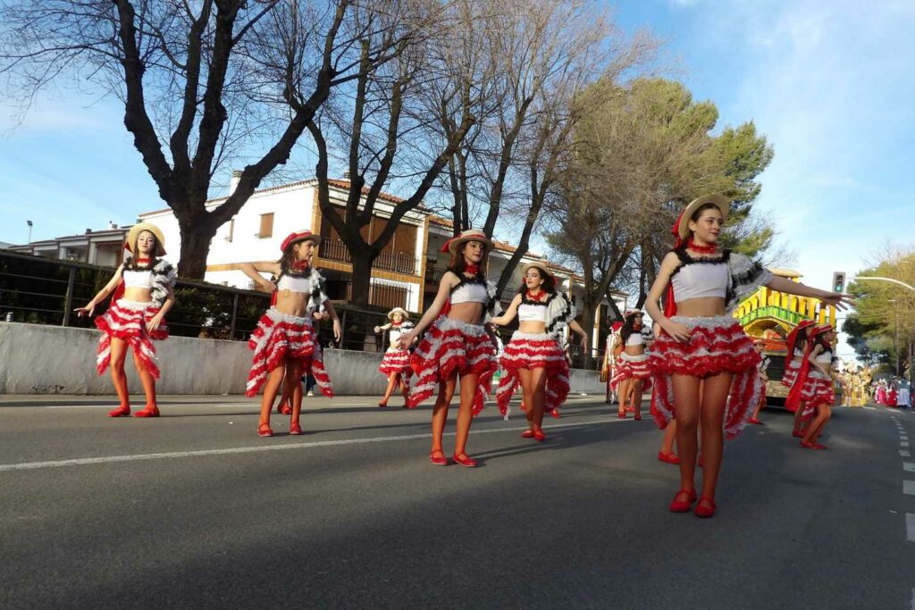 Carnaval a lo grande en Daimiel: ocho agrupaciones y un desfile que desbordó color y buen rollo 33 desfile carrozas daimiel 2026 19