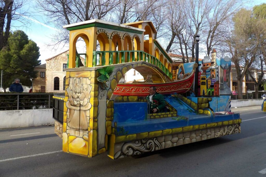 Carnaval a lo grande en Daimiel: ocho agrupaciones y un desfile que desbordó color y buen rollo 32 desfile carrozas daimiel 2026 20