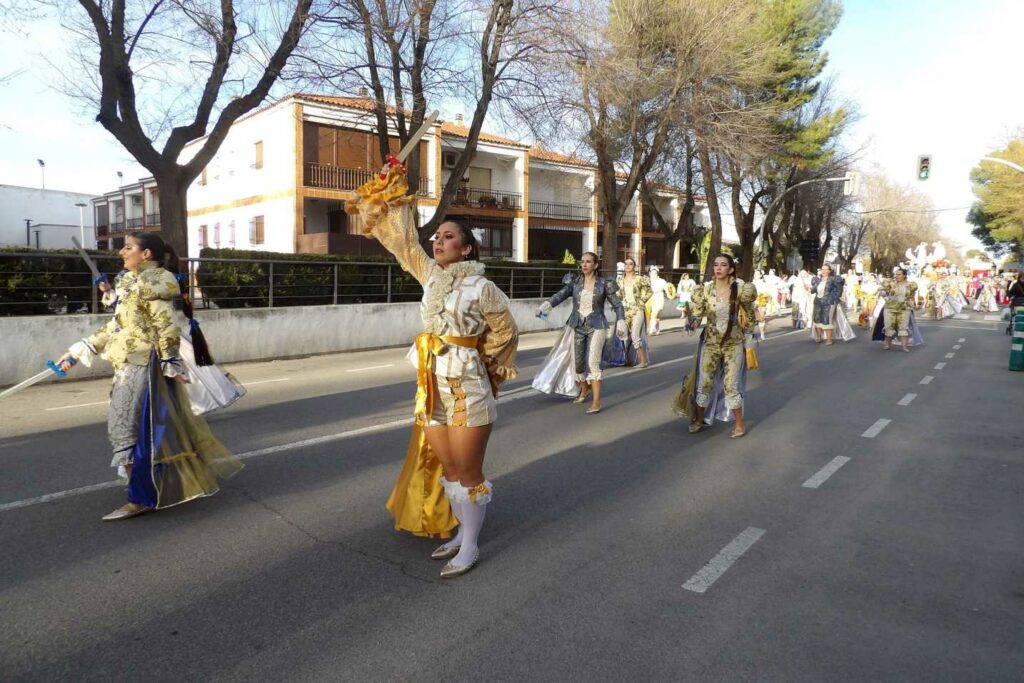Carnaval a lo grande en Daimiel: ocho agrupaciones y un desfile que desbordó color y buen rollo 31 desfile carrozas daimiel 2026 21