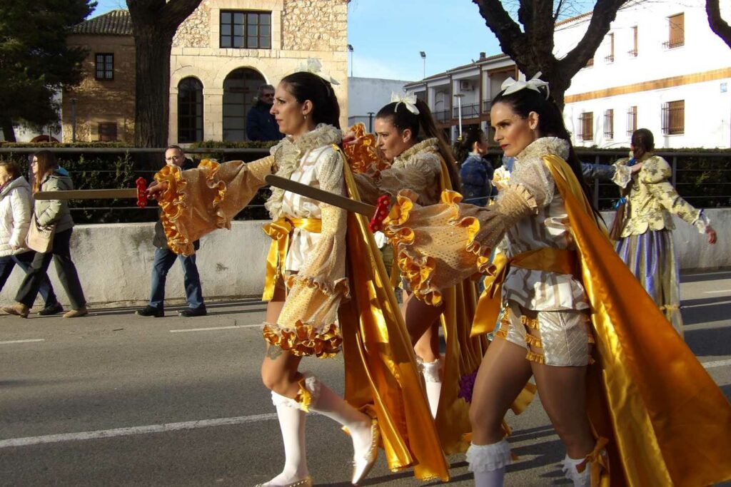 Carnaval a lo grande en Daimiel: ocho agrupaciones y un desfile que desbordó color y buen rollo 30 desfile carrozas daimiel 2026 22