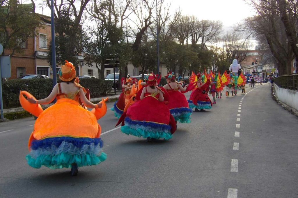 Carnaval a lo grande en Daimiel: ocho agrupaciones y un desfile que desbordó color y buen rollo 3 desfile carrozas daimiel 2026 23