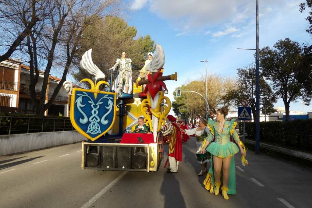 Carnaval a lo grande en Daimiel: ocho agrupaciones y un desfile que desbordó color y buen rollo 28 desfile carrozas daimiel 2026 25