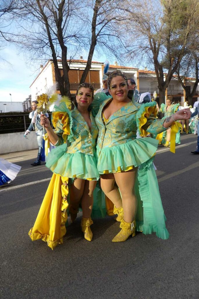 Carnaval a lo grande en Daimiel: ocho agrupaciones y un desfile que desbordó color y buen rollo 26 desfile carrozas daimiel 2026 27