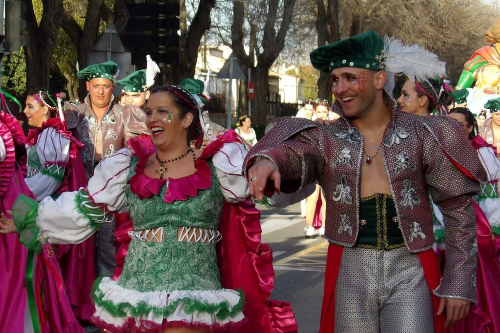 Carnaval a lo grande en Daimiel: ocho agrupaciones y un desfile que desbordó color y buen rollo 24 desfile carrozas daimiel 2026 29