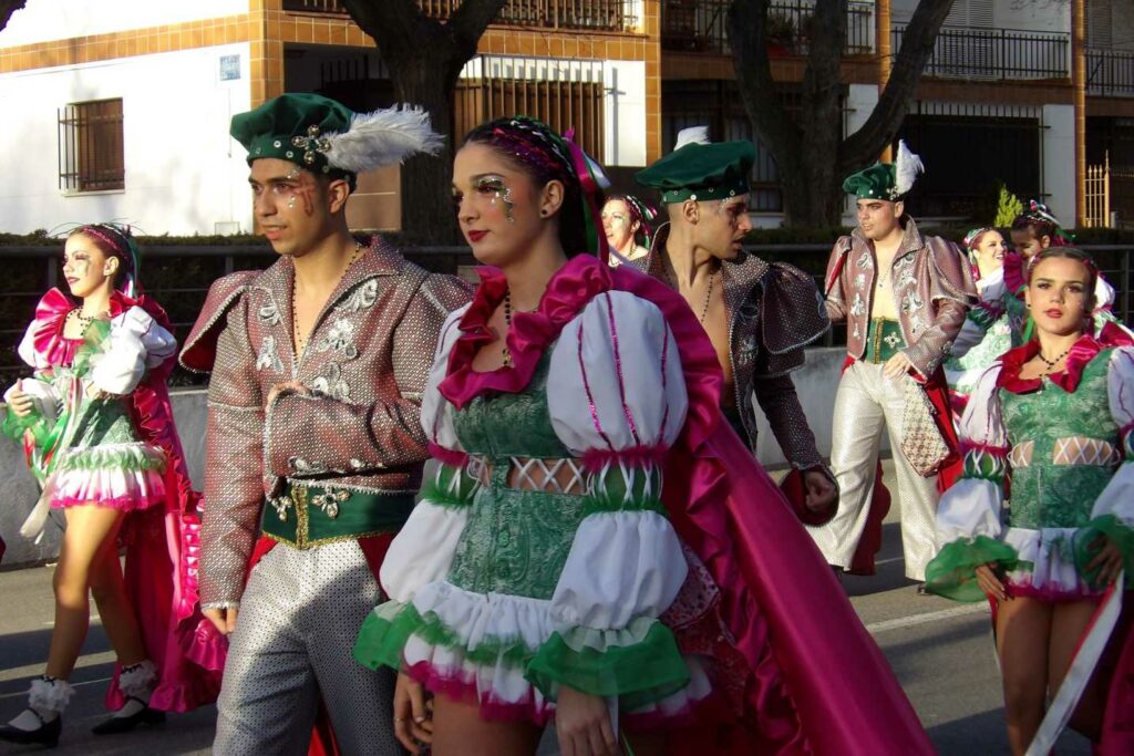 Carnaval a lo grande en Daimiel: ocho agrupaciones y un desfile que desbordó color y buen rollo 22 desfile carrozas daimiel 2026 31