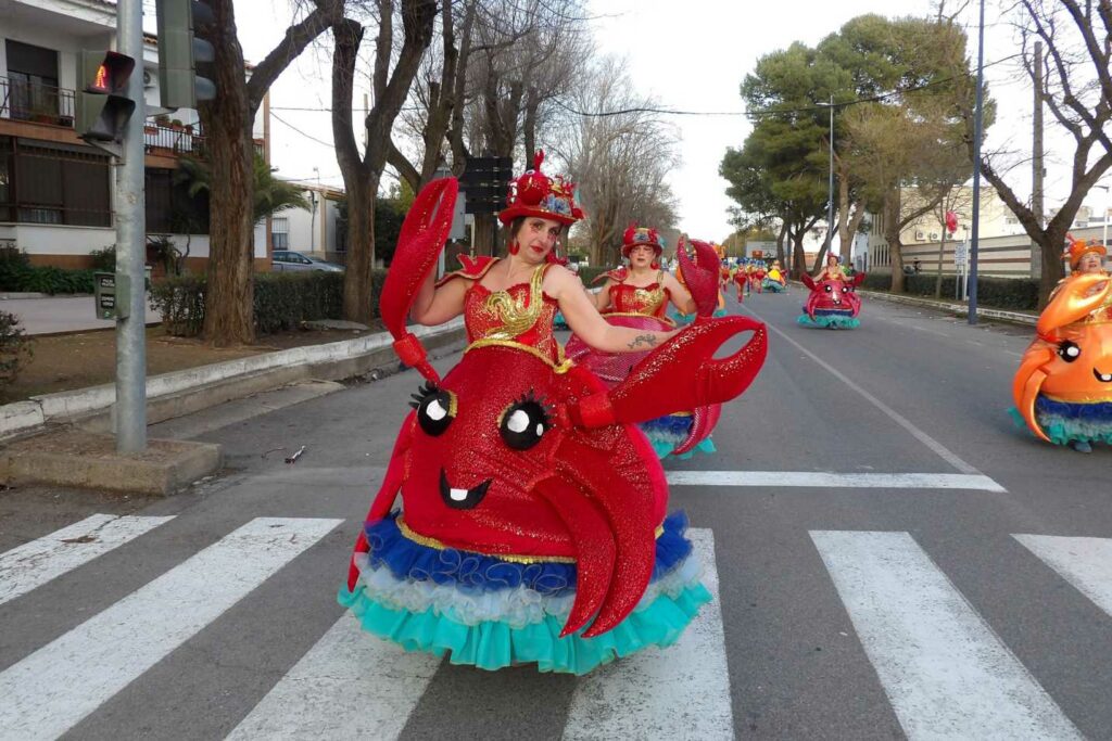 Carnaval a lo grande en Daimiel: ocho agrupaciones y un desfile que desbordó color y buen rollo 2 desfile carrozas daimiel 2026 34