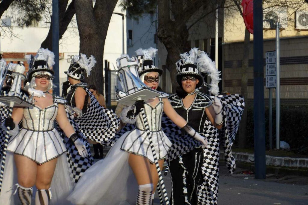 Carnaval a lo grande en Daimiel: ocho agrupaciones y un desfile que desbordó color y buen rollo 15 desfile carrozas daimiel 2026 39