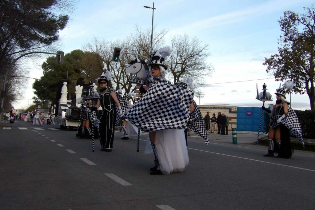 Carnaval a lo grande en Daimiel: ocho agrupaciones y un desfile que desbordó color y buen rollo 13 desfile carrozas daimiel 2026 40