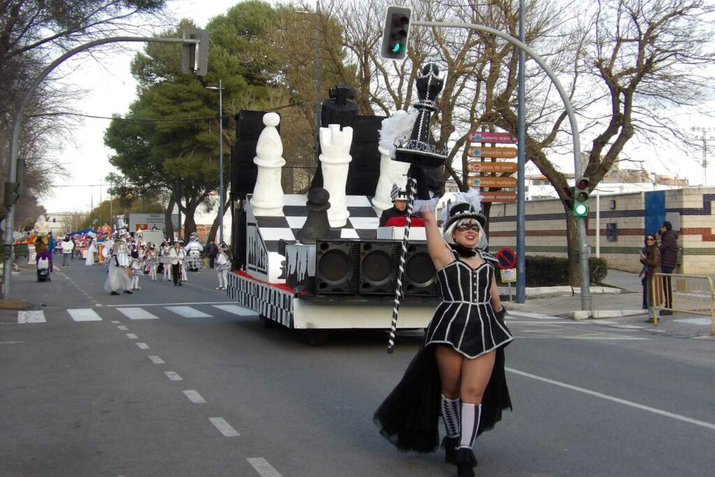 Carnaval a lo grande en Daimiel: ocho agrupaciones y un desfile que desbordó color y buen rollo 12 desfile carrozas daimiel 2026 41
