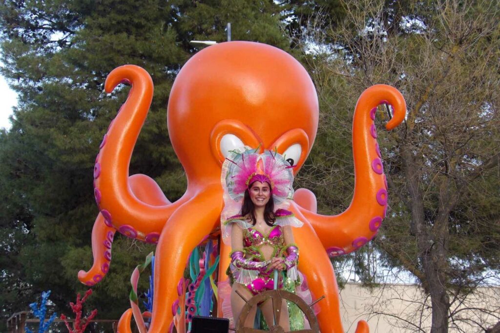 Carnaval a lo grande en Daimiel: ocho agrupaciones y un desfile que desbordó color y buen rollo 1 desfile carrozas daimiel 2026 44