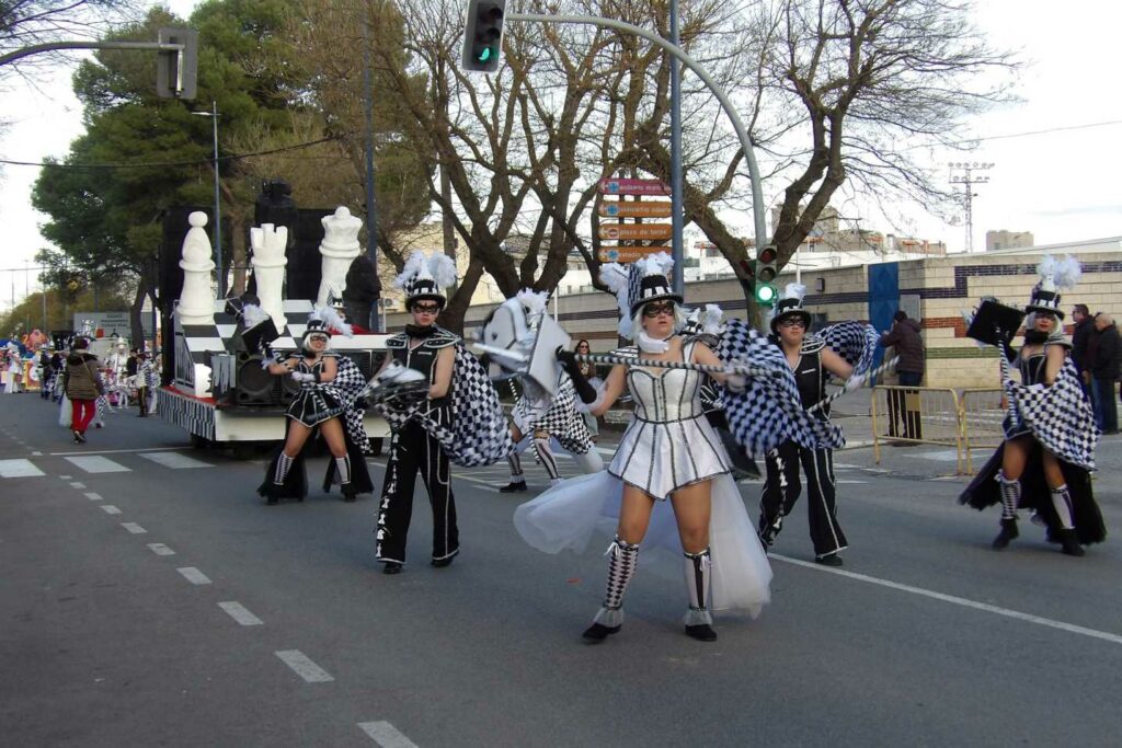 Carnaval a lo grande en Daimiel: ocho agrupaciones y un desfile que desbordó color y buen rollo 14 desfile carrozas daimiel 2026 45