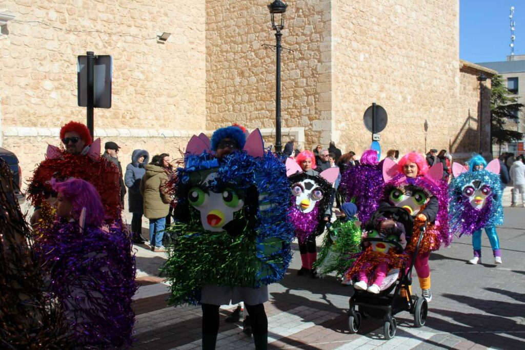 Pedro Muñoz se echa a la calle con su Desfile de las Peñas: disfraces, pasacalles y premios 18 desfilepenas pedro munoz 10