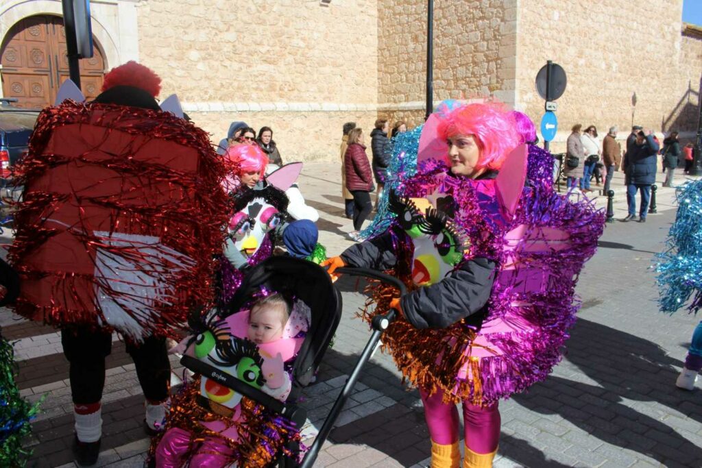 Pedro Muñoz se echa a la calle con su Desfile de las Peñas: disfraces, pasacalles y premios 17 desfilepenas pedro munoz 11