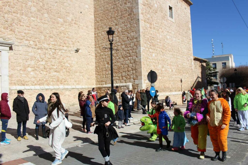 Pedro Muñoz se echa a la calle con su Desfile de las Peñas: disfraces, pasacalles y premios 3 desfilepenas pedro munoz 14