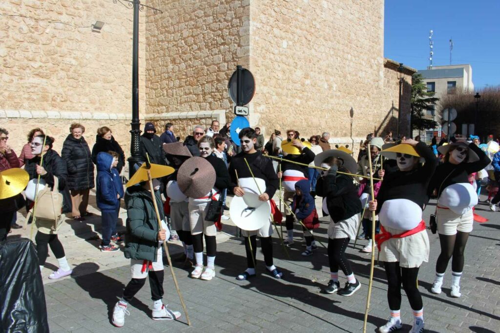 Pedro Muñoz se echa a la calle con su Desfile de las Peñas: disfraces, pasacalles y premios 6 desfilepenas pedro munoz 17