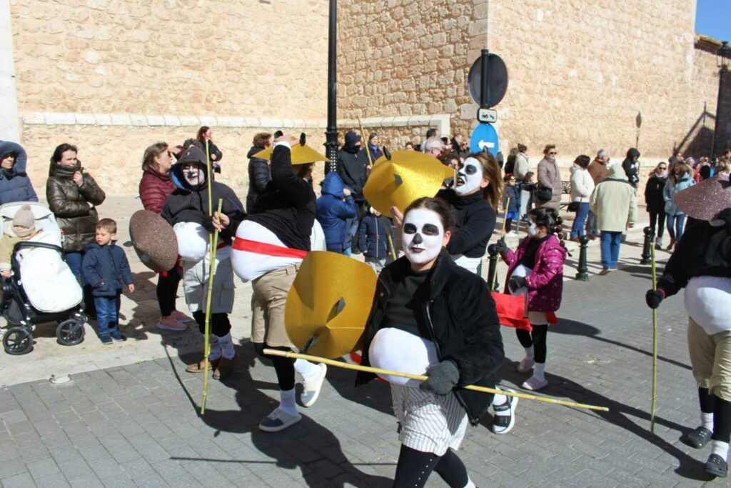 Pedro Muñoz se echa a la calle con su Desfile de las Peñas: disfraces, pasacalles y premios 7 desfilepenas pedro munoz 18