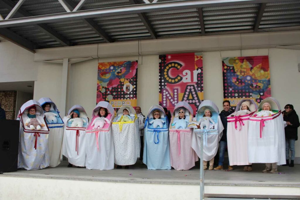 Pedro Muñoz se echa a la calle con su Desfile de las Peñas: disfraces, pasacalles y premios 26 desfilepenas pedro munoz 2