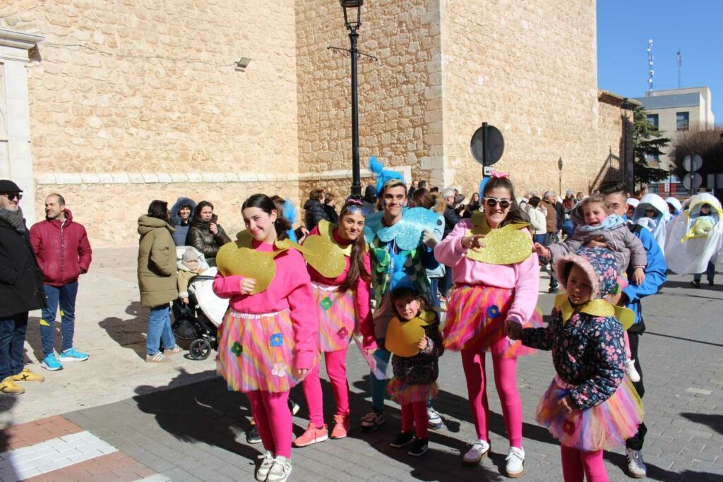 Pedro Muñoz se echa a la calle con su Desfile de las Peñas: disfraces, pasacalles y premios 11 desfilepenas pedro munoz 22