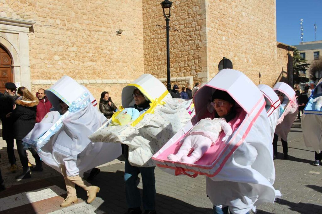 Pedro Muñoz se echa a la calle con su Desfile de las Peñas: disfraces, pasacalles y premios 12 desfilepenas pedro munoz 23