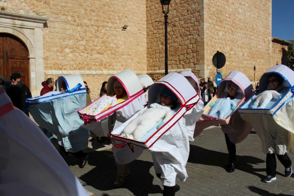 Pedro Muñoz se echa a la calle con su Desfile de las Peñas: disfraces, pasacalles y premios 13 desfilepenas pedro munoz 24