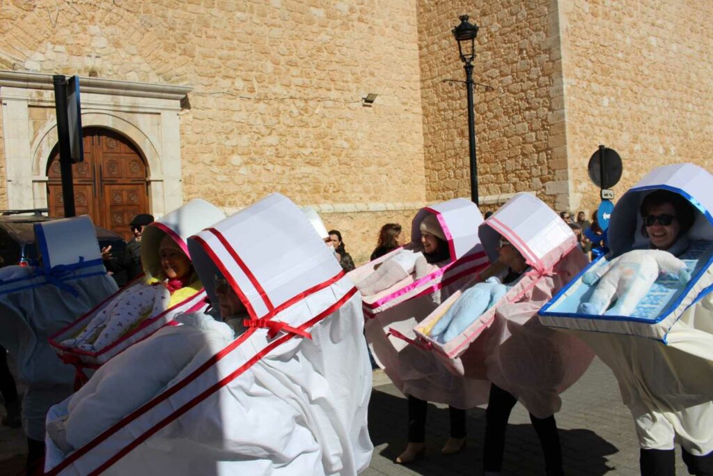 Pedro Muñoz se echa a la calle con su Desfile de las Peñas: disfraces, pasacalles y premios 14 desfilepenas pedro munoz 25