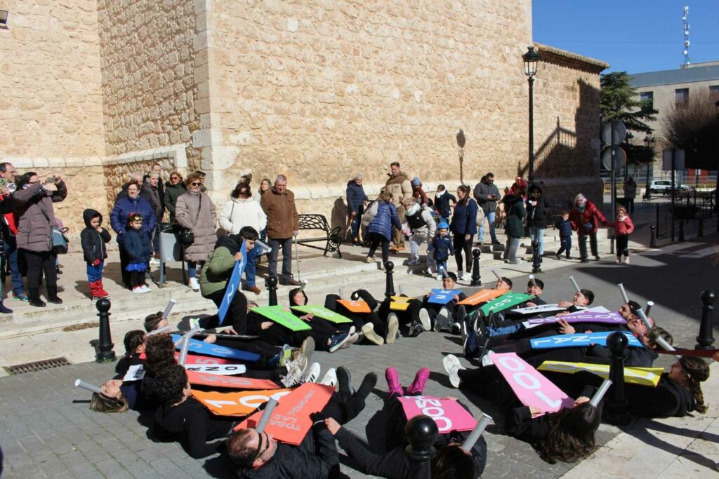 Pedro Muñoz se echa a la calle con su Desfile de las Peñas: disfraces, pasacalles y premios 15 desfilepenas pedro munoz 26