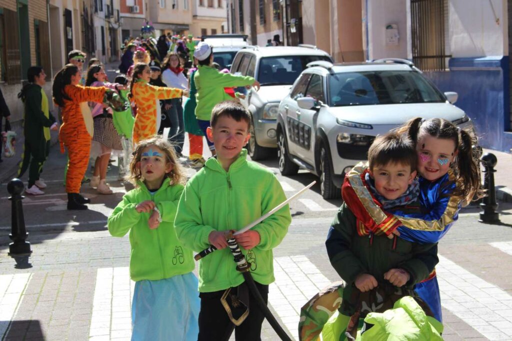 Pedro Muñoz se echa a la calle con su Desfile de las Peñas: disfraces, pasacalles y premios 16 desfilepenas pedro munoz 27