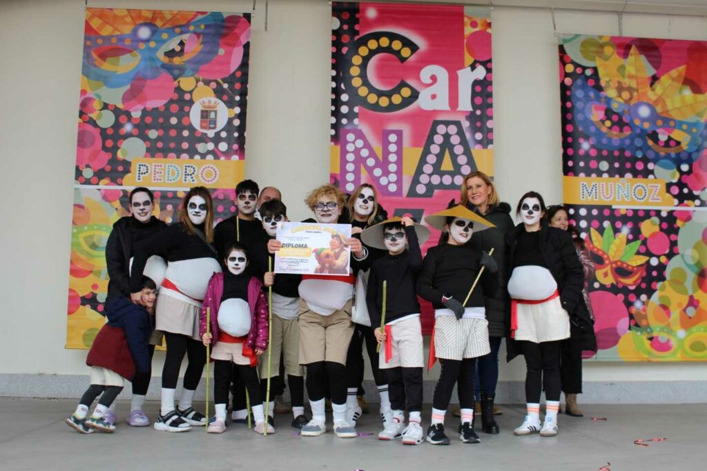 Pedro Muñoz se echa a la calle con su Desfile de las Peñas: disfraces, pasacalles y premios 24 desfilepenas pedro munoz 4