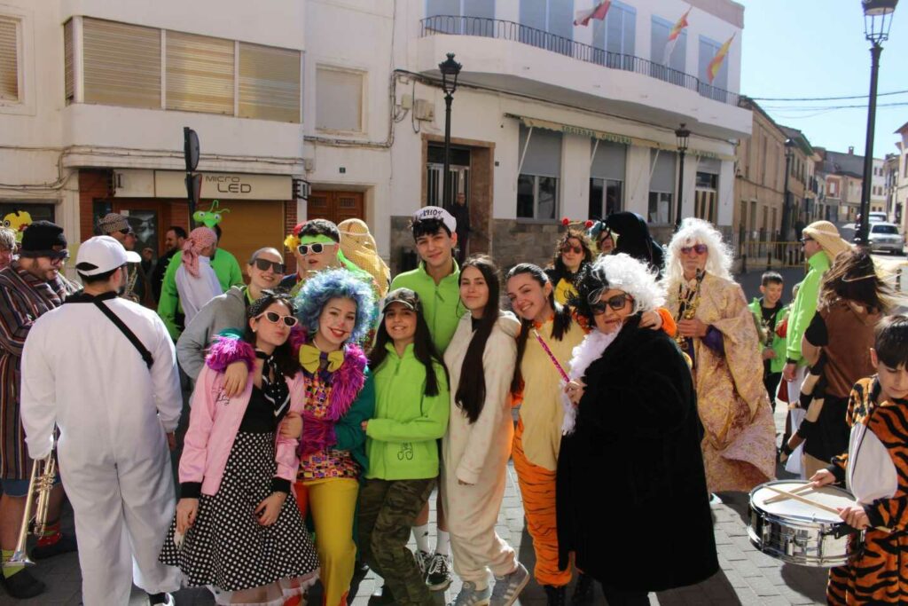 Pedro Muñoz se echa a la calle con su Desfile de las Peñas: disfraces, pasacalles y premios 22 desfilepenas pedro munoz 6