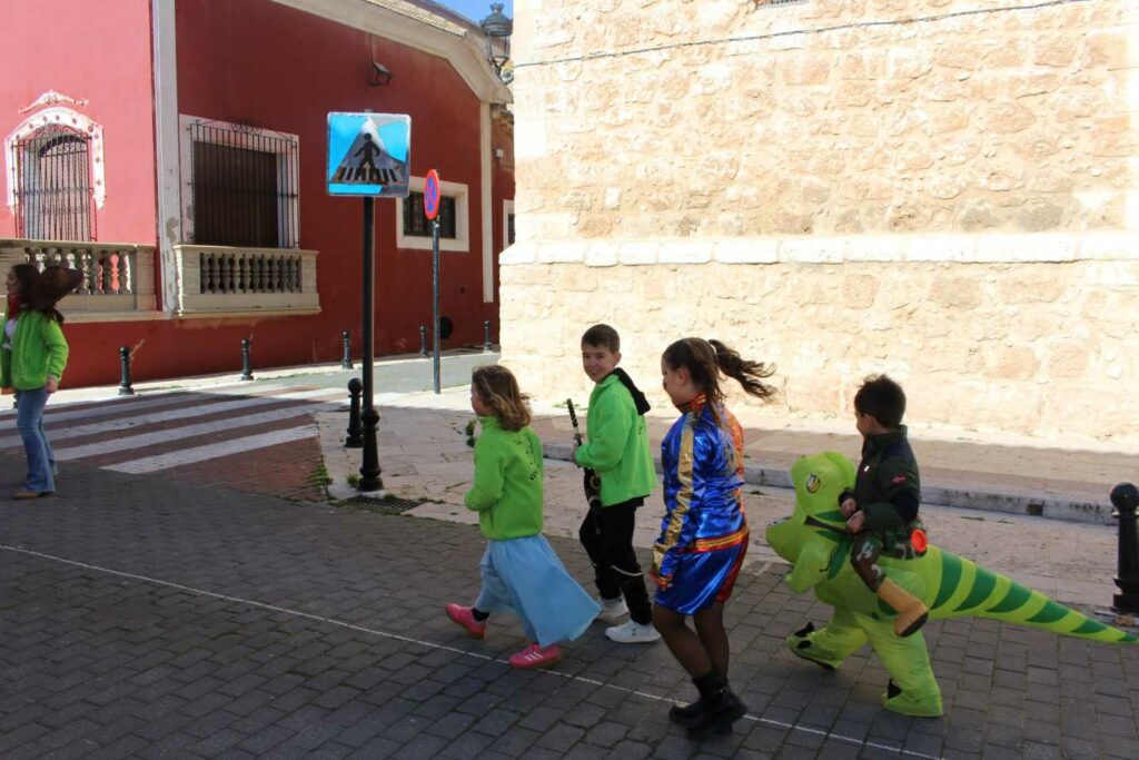 Pedro Muñoz se echa a la calle con su Desfile de las Peñas: disfraces, pasacalles y premios 21 desfilepenas pedro munoz 7