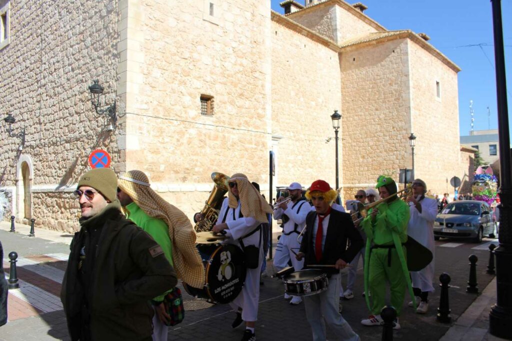Pedro Muñoz se echa a la calle con su Desfile de las Peñas: disfraces, pasacalles y premios 19 desfilepenas pedro munoz 9