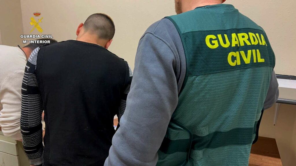 Desarticulado en Bizkaia un grupo criminal dedicado a estafar por Internet 2 detenidos estafas 3