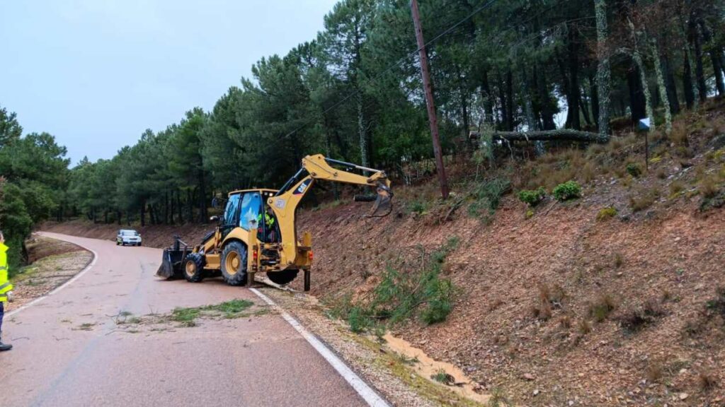 Diez carreteras provinciales permanecen cortadas y todos los efectivos de las brigadas de la Diputación de Ciudad Real trabajan para garantizar la seguridad 3 diez carreteras provinciales 3