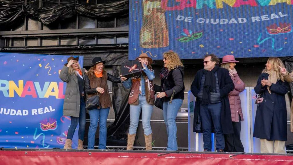 ‘El Dinosaurio’ conquista el Concurso Local de Comparsas 2026 y hace vibrar el Domingo de Carnaval en Ciudad Real 16 dinosaurio gana concurso carnaval ciudad real 17