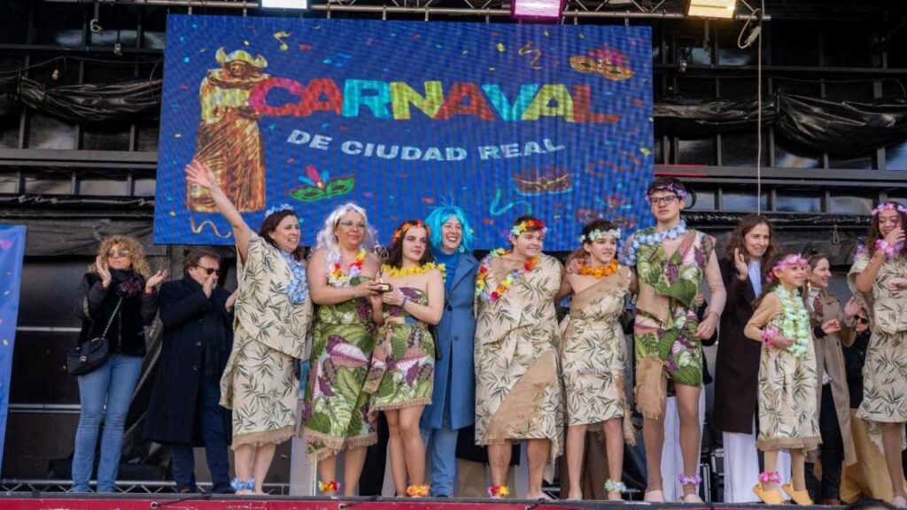 ‘El Dinosaurio’ conquista el Concurso Local de Comparsas 2026 y hace vibrar el Domingo de Carnaval en Ciudad Real 3 dinosaurio gana concurso carnaval ciudad real 4