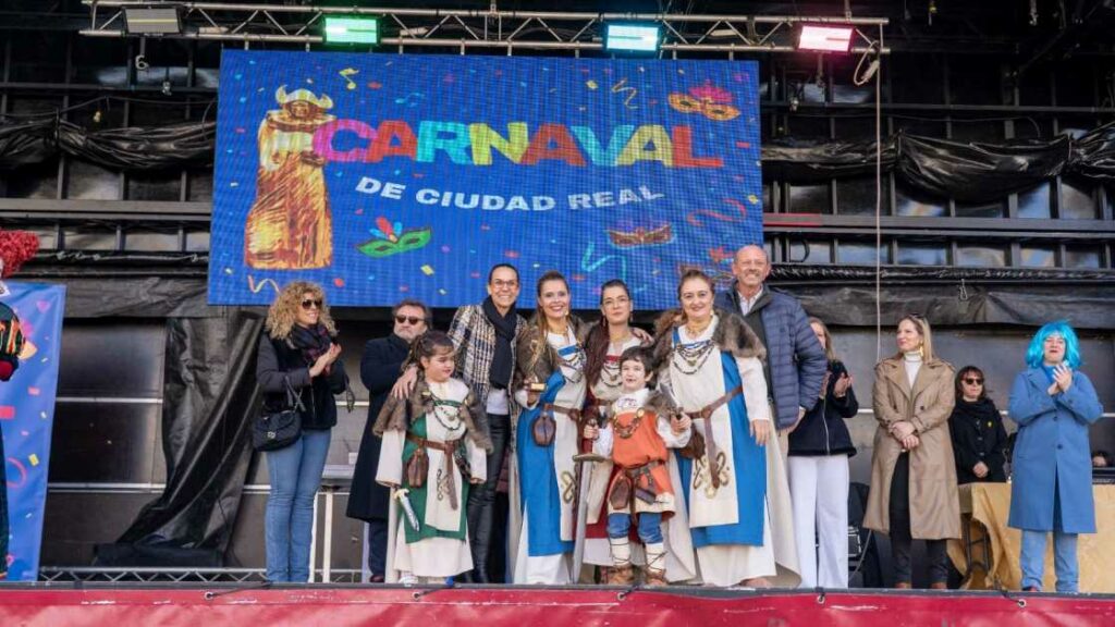 ‘El Dinosaurio’ conquista el Concurso Local de Comparsas 2026 y hace vibrar el Domingo de Carnaval en Ciudad Real 4 dinosaurio gana concurso carnaval ciudad real 5
