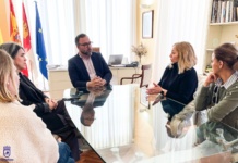 Navarro mantiene un encuentro de trabajo con la nueva junta directiva de la asociación “Nadie es tan Feliz”