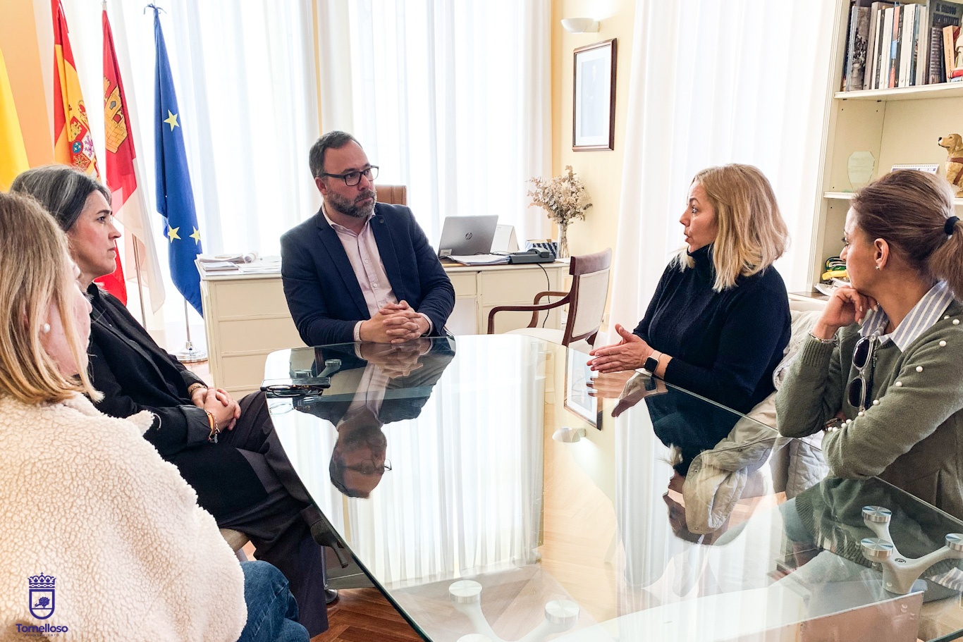 El alcalde mantiene un encuentro de trabajo con la nueva junta directiva de la asociación “Nadie es tan Feliz”