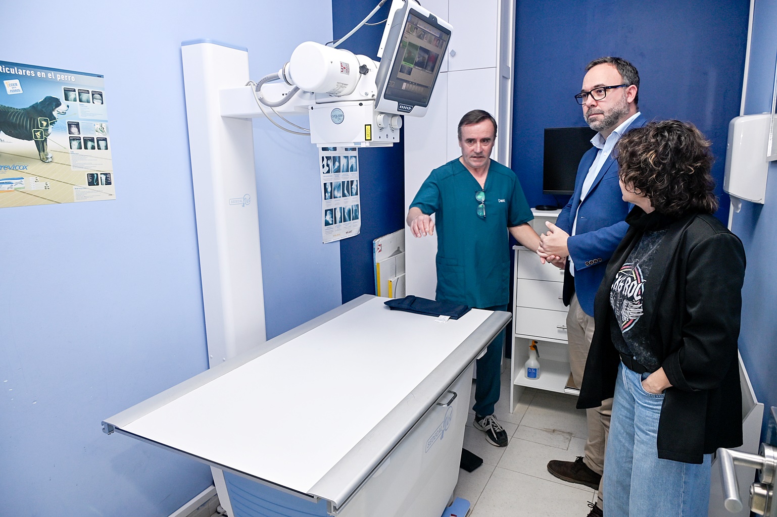 El alcalde visita la Clínica Veterinaria Jayda, un referente en el cuidado de mascotas en Tomelloso