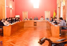 El pleno municipal aprueba una moción contra la “regularización masiva de inmigrantes ilegales” decretada por el gobierno