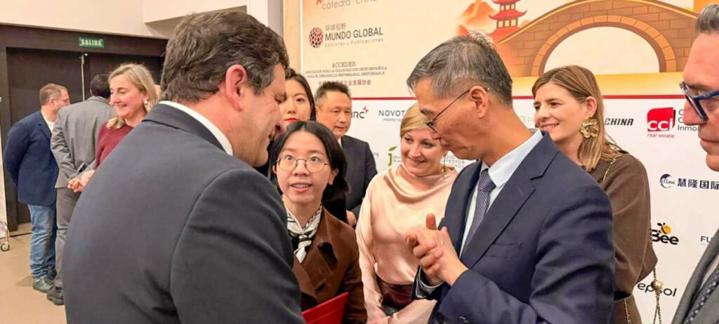 El embajador de China en España traslada la expectación por el buen resultado de la delegación institucional y empresarial a su país encabezada por Valverde 1 embajador china espana valverde